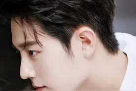 肖战解锁百威双线代言，粉丝太热情库存秒空！女生喝果啤好处太多图片