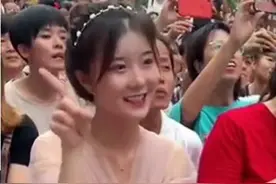 “最美幼师”火了，在台下给孩子领舞笑容温暖治愈，网友：我酸了图片