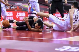 苏伟一巴掌给韩德君 倒地3米 欺负老实人 气得杜峰赶紧让他冷静图片