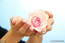 赠人玫瑰，手留余香；用善良的心对待生命际遇，生活就会处处明媚图片