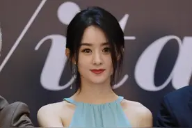 为了秀肌肉却穿错了衣！赵丽颖出席活动又美又自信，却暴露差比例图片