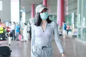 钟丽缇现身机场，这一次穿着蛇纹印花连体裤，真是大秀身材图片
