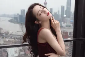 “小奶迪”热巴放开了，穿裹身丝绒裙烫大波浪，“琵琶臀”好晃眼图片