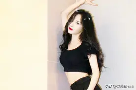 杨幂这身材无敌了，穿露脐装配长裤秀鱼肚白，这腰看得我怀疑人生图片