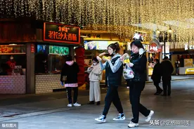 武汉街头“苏醒”，市民排队吃爆肚，健康绿码测体温样样不能少图片