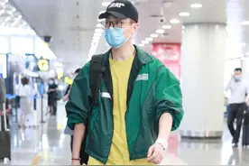 朱亚文最新街拍：基本款穿搭依然掩盖不了那行走的荷尔蒙图片