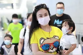 冉莹颖这妈当得真不容易！一人带三娃出行，为秀身材穿破洞牛仔裤图片