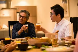 “我干了你随意”，这是酒桌上最傻的敬酒词，高情商的人都这样说图片
