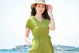 70后女性的简约之美绵绸连衣裙，逛街逛公园拍照很美哦图片