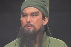 刘备给关羽带上绿帽子，曹操又送一套新的？不知道这是为什么了吧图片
