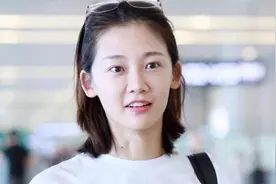 郑恺老婆苗苗走机场，穿白色T恤配牛仔裤好洋气，纯素颜美得惊艳图片