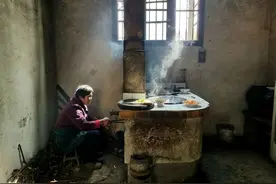 “一刀切”不让农民烧柴草，就环保了？图片