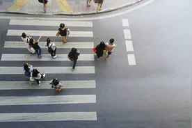 #守法知礼平安行# | 机动车路口右转为啥要礼让行人？包头交警告诉你答案！图片