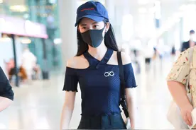 街拍：鞠婧祎穿针织T恤配工装裤搭小白鞋，尽显休闲可爱图片