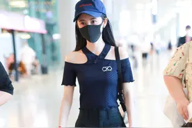 街拍：鞠婧祎穿针织T恤配工装裤搭小白鞋，尽显休闲可爱图片