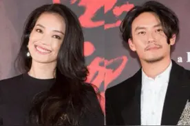 张震舒淇片场忘我激吻，停止后才发现，导演、摄像师已在旁边抽烟图片
