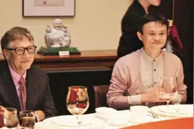 情商有多重要？比尔盖茨和巴菲特吃饭刁难马云，他1句话让2人闭嘴图片