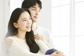 女子骗老公出差，却偷躲在衣柜，听着客厅里女人的撒娇声，乐开花图片