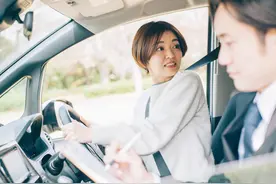 女学员被教练以“拿不到驾驶证”为由胁迫发生性关系应如何定性？图片