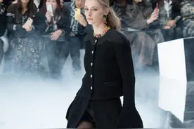 16套秋冬季“开叉裙”，开叉而不暴露，时髦端庄图片