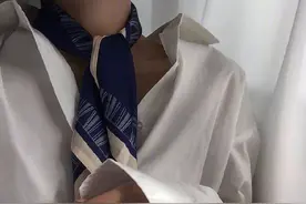 有时候觉得衣服颜色单调？不妨来一条小丝巾超显气质！回头率超高图片