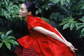 组图：超模何穗文艺范儿写真大片 肤白唇红魅力十足图片