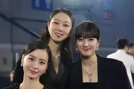 分享韩国女明星的3种减龄穿搭，简单又优雅，四五十了看着还年轻图片