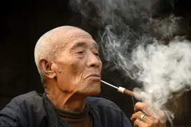 经常吸烟的人，身体出现“2疼、3黑”，多半肺癌上身，尽早检查图片