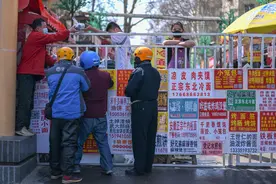 小吃街被围挡封锁，外卖员踩2米板凳取餐，网友：高手在民间图片