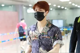 港风男孩王嘉尔现身机场，穿搭印花衬衫搭配七分裤，潇洒帅气图片