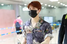 港风男孩王嘉尔现身机场，穿搭印花衬衫搭配七分裤，潇洒帅气图片