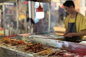 我生病请弟弟照看煎饼摊，弟弟拒绝说太丢人，我狠狠的扇他一巴掌图片