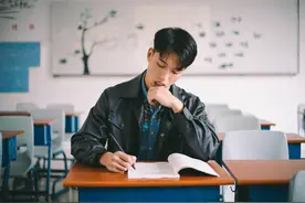 小说：男神交往女友我选择离开，重逢时他拿出的信件令我泪留满面图片