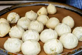 昆明这家街边包子铺，号称“包子王”，50个起订每天卖出3万个图片