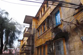 故事：我用望远镜偷看对楼女人，她每天对衣柜自言自语，让我生疑图片