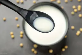 打豆浆，直接把黄豆打浆就错了，早餐店老板教你一招，豆浆香又浓图片