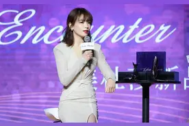 刘涛为了美也是蛮拼的，拖地长裙搭配“恨天高”，真心疼她的脚图片
