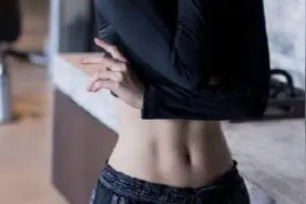 袁姗姗分享健身美照 露纤腰腹肌不愧是马甲线女王图片