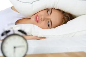 睡觉时身体突然抖一下，是怎么回事？癫痫的前兆吗？图片