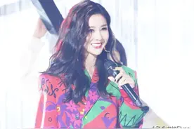 35岁李小萌太高调，穿涂鸦西装唱歌秀身材，罕见唇钉美得认不出图片