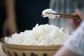 焖米饭时，别只会加冷水，电饭煲里多加2样，米饭粒粒分明口感好图片