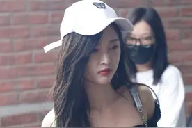 吴宣仪这拼色上衣真性感！搭配灰色牛仔短裤+蝴蝶棒球帽，很别致图片