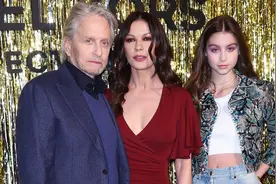 泽塔-琼斯晒照，17岁女儿亭亭玉立，可惜没有妈妈年轻时美貌图片