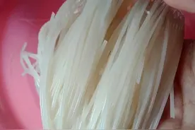 五一去了广西柳州，在朋友家第一次吃了螺蛳粉，还挺好吃的图片