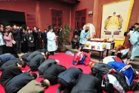 重庆挖出一座古墓，墓里出土了4件龙袍，墓主后代已非中国人图片