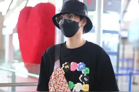 汪苏泷真是宠粉呀，现身机场给粉丝签名还唱歌，可惜歌红人不红图片