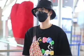 汪苏泷真是宠粉呀，现身机场给粉丝签名还唱歌，可惜歌红人不红图片