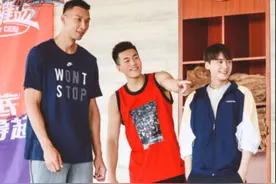 郭艾伦送球鞋和球迷热烈互动，有球迷问：李易峰和球鞋你要哪个？图片
