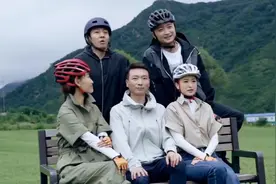 央视主持合影康辉坐C位，撒贝宁嫌李梓萌太高，直呼：别坐我前面图片