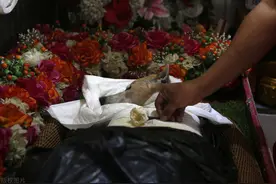 宠物狗的葬礼：泰国寺庙僧人诵经祝祷，主人盼爱犬轮回图片